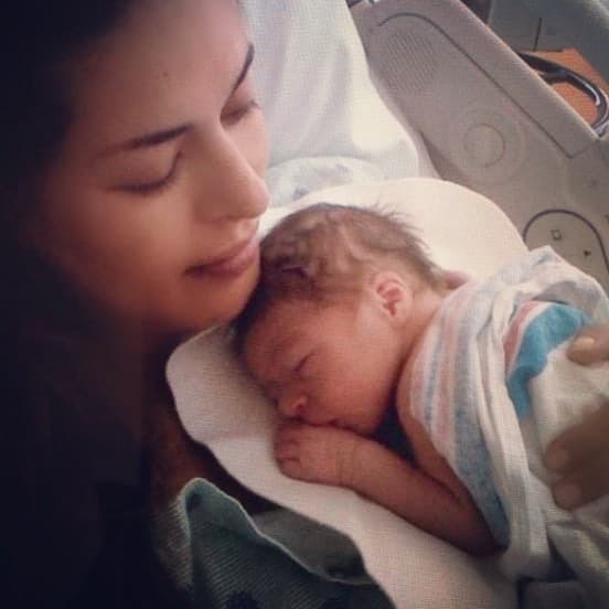 En diciembre de ese mismo año comenzaron a surgir rumores de embarazo que la pareja luego confirmó convertirse en padres el 23 de marzo de 2012, día que nació el pequeño Mateo.