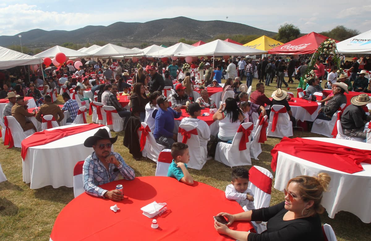 Los asistentes a los XV de Rubí esperando en las mesas el servicio de comida