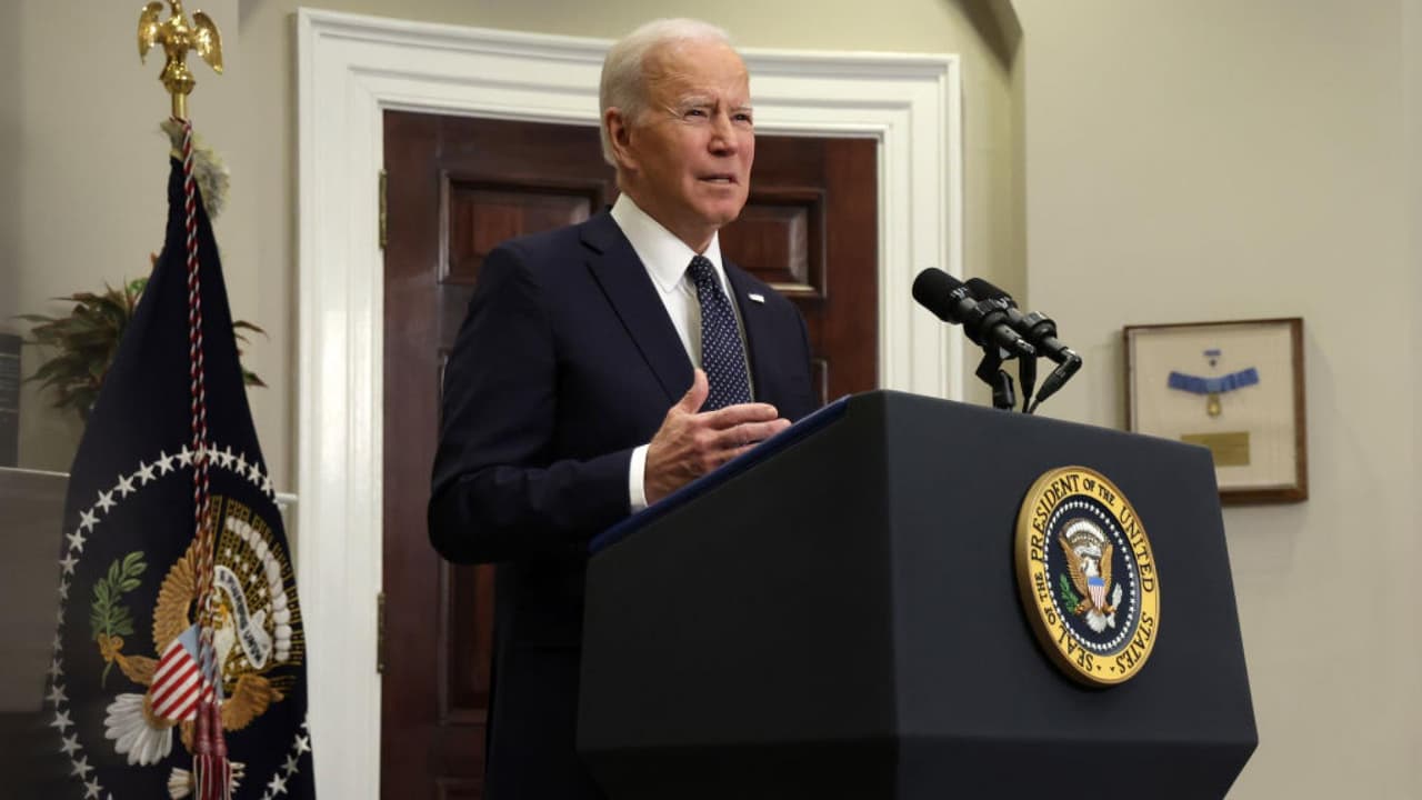 <b>En video: <b>Biden dice estar convencido de que Rusia invadirá Ucrania, pero no cree que Putin contemple el uso de armas nucleares</b></b>
<br>
<br>El presidente Biden aseguró que en los últimos días se han visto acciones claras por parte de Rusia para tratar de provocar a Ucrania, como el "bombardeo" a una guardería y "la desinformación que le están dando al pueblo diciendo que Ucrania está listo para lanzar un ataque masivo". Aseguró que si Rusia continúa con sus planes, "será responsable de una guerra catastrófica" y precisó que EEUU y sus aliados están preparados para defender cada pulgada del territorio de la OTAN.