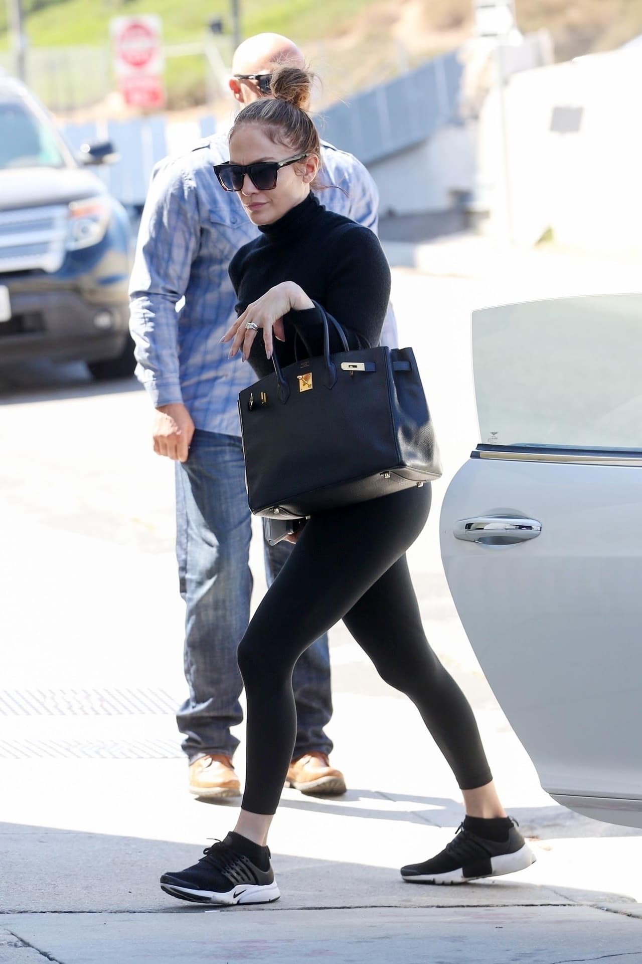 <b>"Es un estilo clásico y atemporal"</b>, dijo, "parece una banda de platino ancha y abovedada". 
<br>