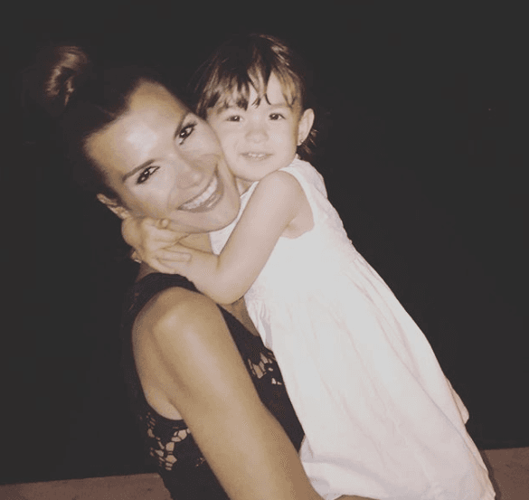 Este día, Michelle comienza una nueva etapa en su vida y sus papás están muy orgullosos de ella.