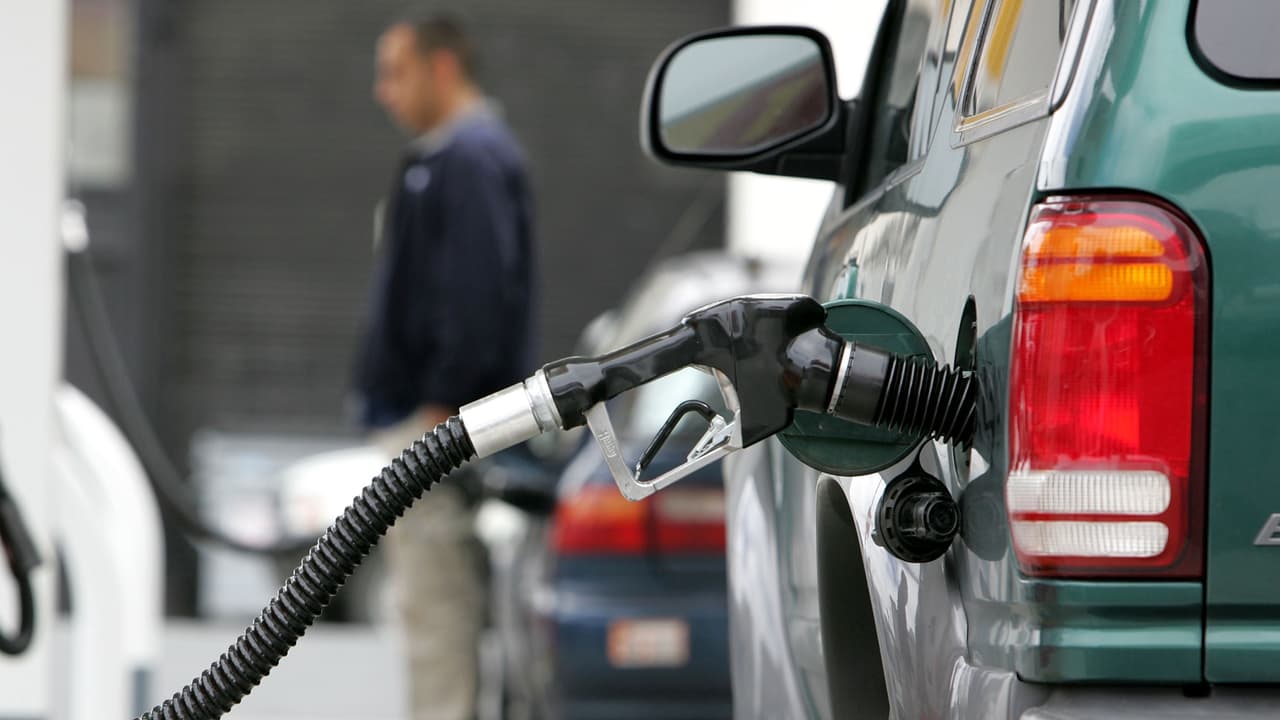 Consejos para ahorrar ante los precios altos de la gasolina en el país