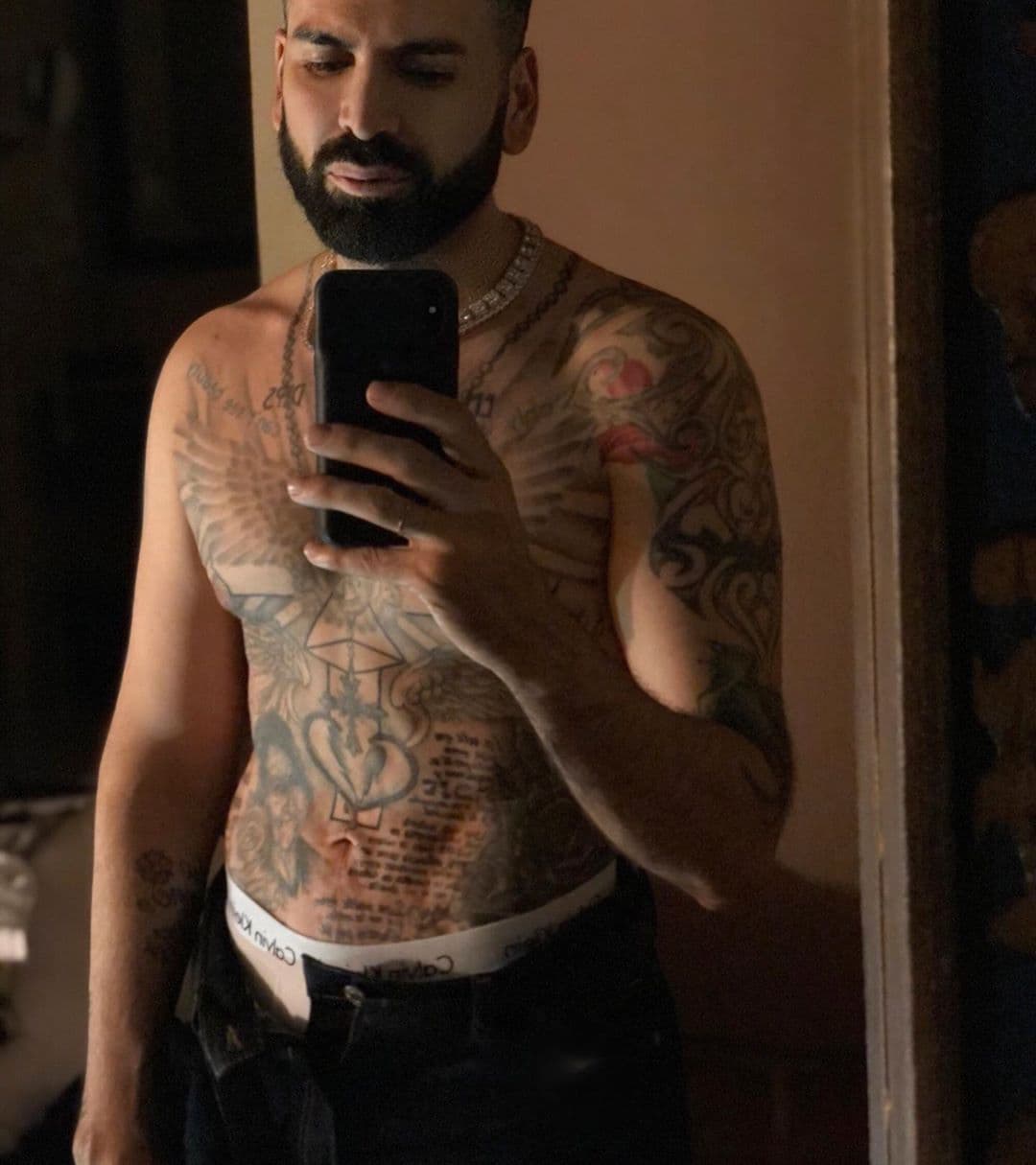 El experto moda 
<b><a href="https://www.univision.com/famosos/tras-casi-un-mes-de-enredos-la-crisis-entre-jomari-goyso-y-su-mama-se-resuelve-aunque-el-tomo-medidas-extremas-fotos">bloqueó a su madre</a></b> en Instagram tras los reclamos e hizo todo lo posible para que ella no se enterara, pero no lo pudo evitar.