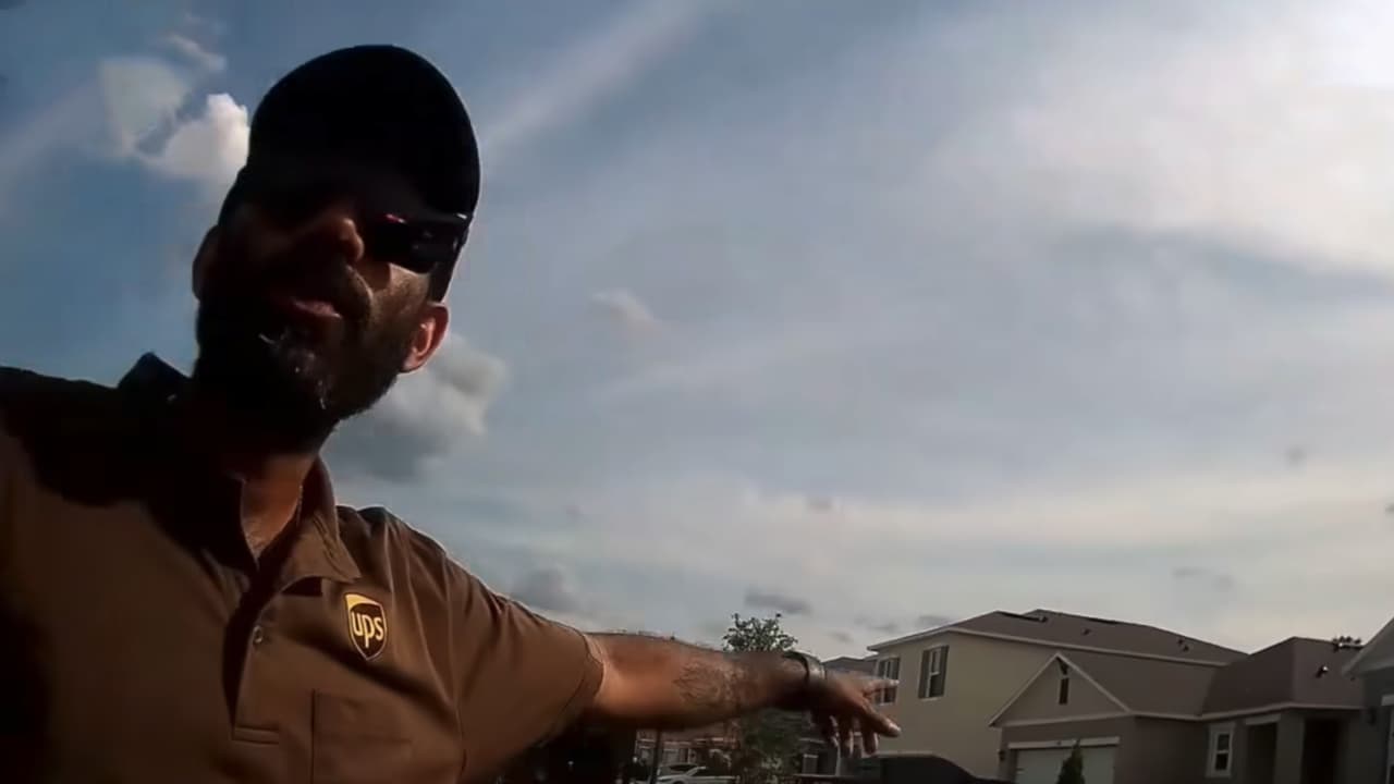 Repartidor hispano y policía salvan a bebé y niño de 2 años atrapados solos en su casa en Florida