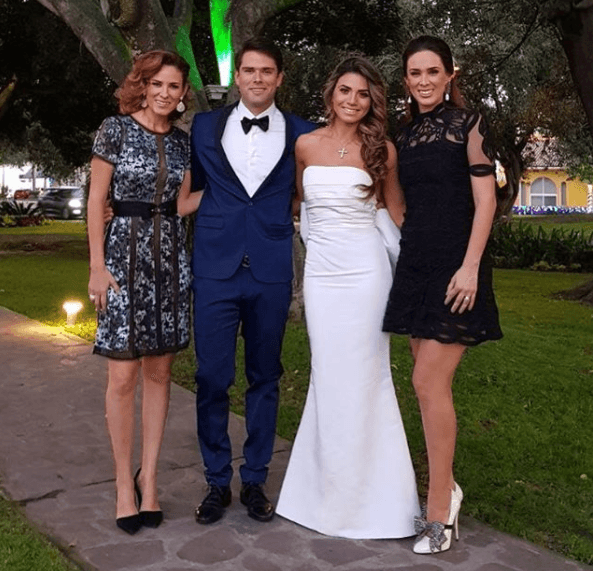 El 25 de noviembre 'Chuy' Bracamontes, hermano menor de Jacky, se casó por el civil con su novia Lorenia. Con la publicación de esta imagen fue como la tapatía celebró en enlace a la que agregó: "¡Qué vivan los novios! Boda civil. Les deseo lo mejor".
