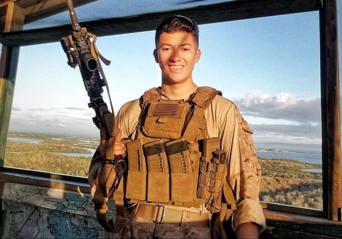 El 5 de septiembre de 2017, Hunter se unió a la Infantería de Marina de los Estados Unidos y fue asignado al 2° Batallón de la Infantería de Marina.