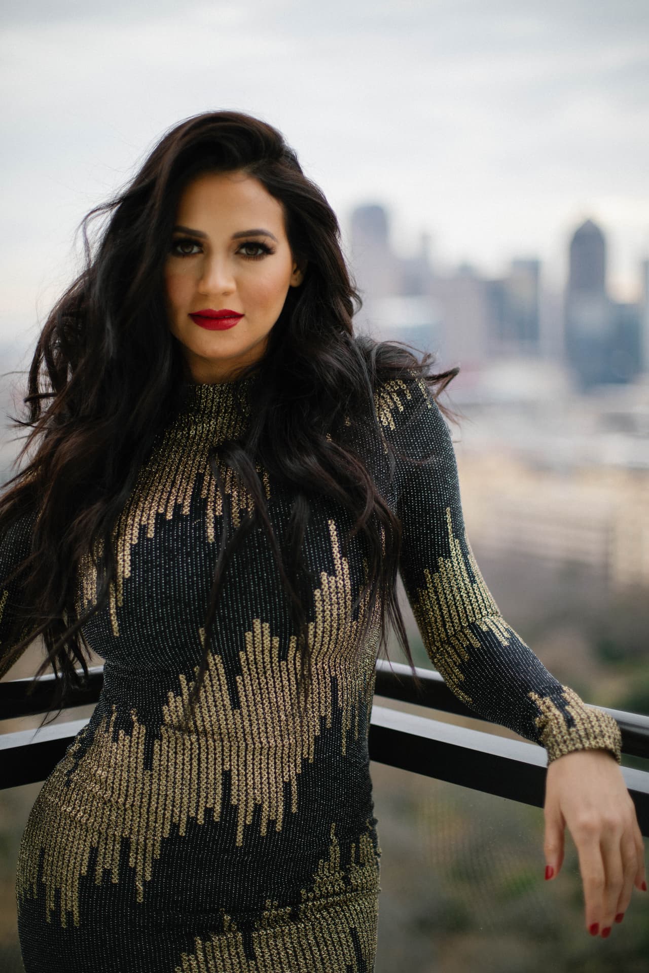 Y siempre usa algo de color rojo, para el amor.