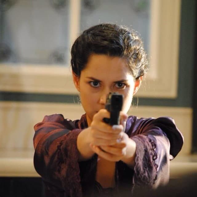 Nora no se ha tocado el corazón para hacer daño. ¿Recuerdas cuando trató de asesinar a Lucía? Por fortuna, sólo le dio en la pierna.