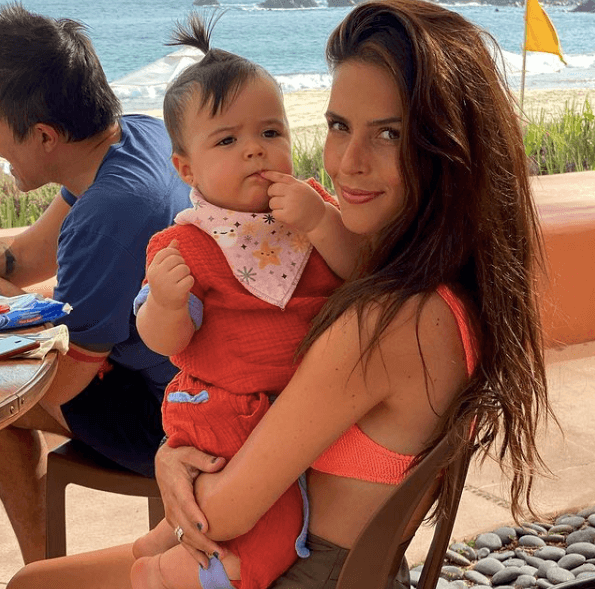 <h3 class="cms-H3-H3">#3 Claudia Álvarez</h3>
<br>Claudia Álvarez actualmente está 
<a href="https://www.univision.com/famosos/claudia-alvarez-embarazada-mellizos">embarazada de sus mellizos</a>, con quienes muy probablemente volverá a experimentar el proceso de lactancia que vivió con su hija Kira, quien nació el 26 de diciembre de 2019.