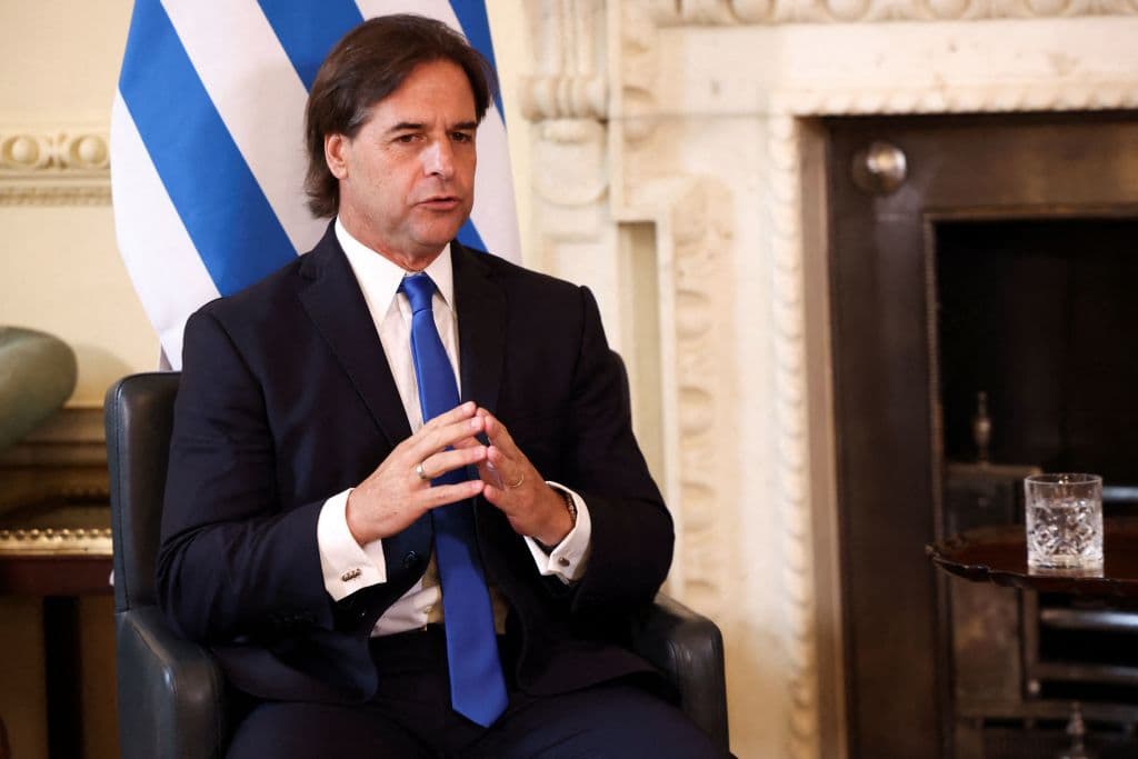 <h3 class="cms-H3-H3"><b>Uruguay</b></h3>
<br>
<br>El presidente de Uruguay, Luis Lacalle Pou, suspendió su viaje tras dar positivo a covid-19.
<br>
<br>"Debido al viaje en el día de mañana a la Cumbre de las Américas en EEUU, me realicé hoy un PCR. El resultado del mismo dio que soy positivo a covid-19. A raíz de esta situación debo cancelar todas las actividades durante los próximos días", escribió este lunes el presidente uruguayo en su cuenta oficial de Twitter.
<br>
<br>Lacalle Pou tenía planificado partir este martes hacia EEUU junto a su canciller, Francisco Bustillo. El viaje del ministro de Relaciones Exteriores se mantiene.
<br>