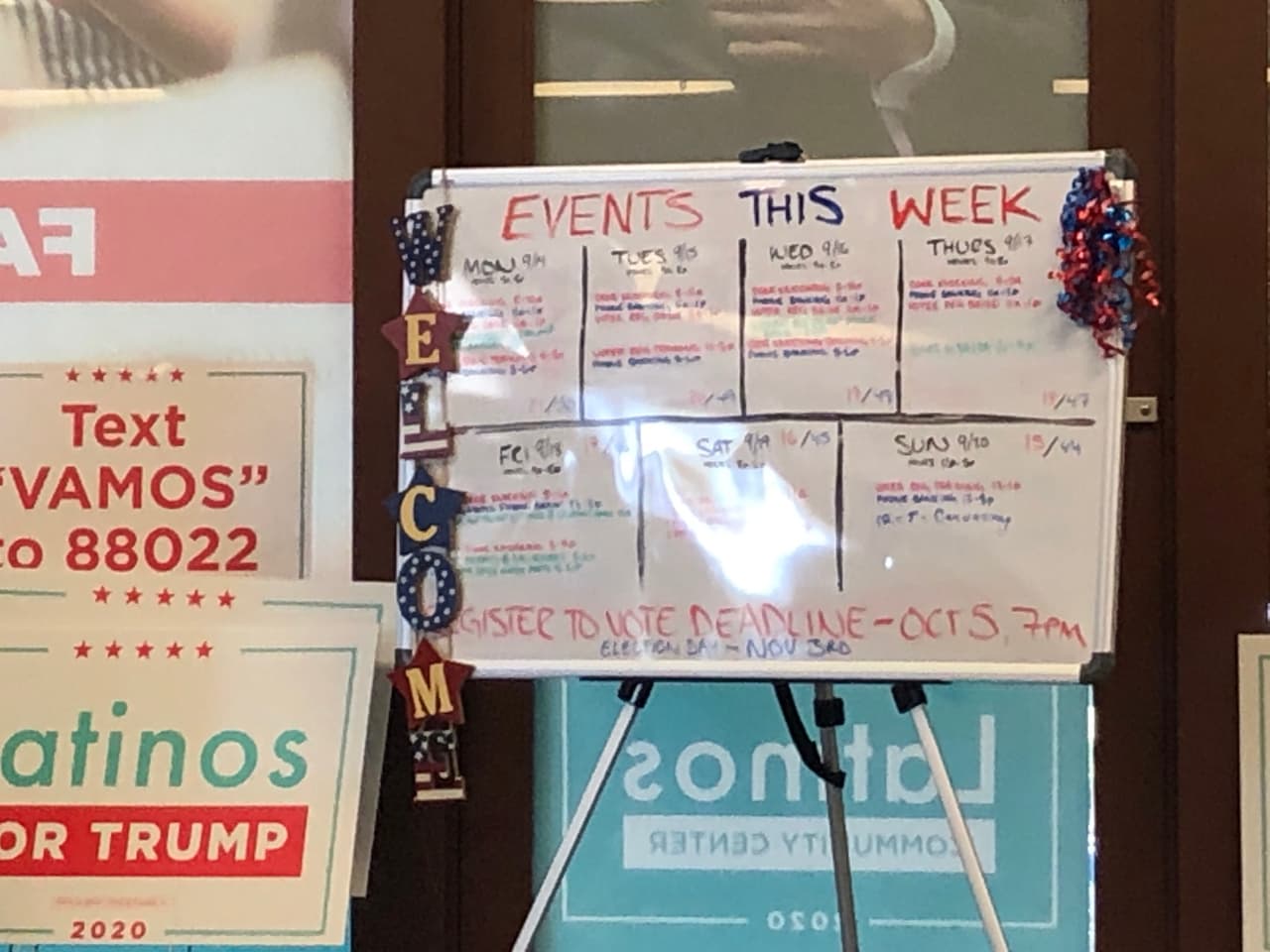 En la sede de Latinos por Trump se observa un listado de eventos resaltando el 5 de octubre, último día de registro para votar.
