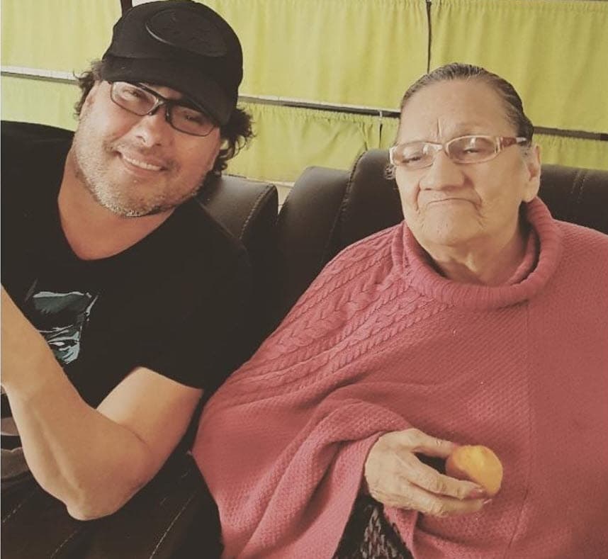 Cada vez que podía, Yañéz la visitaba. Hay constancia de ello en algunas fotos con ella
<b><a href="https://www.instagram.com/eduardoyanezofc/" target="_blank">en Instagram</a></b>. Siempre tuvo palabras y muestras de amor hacia ella.
<br>