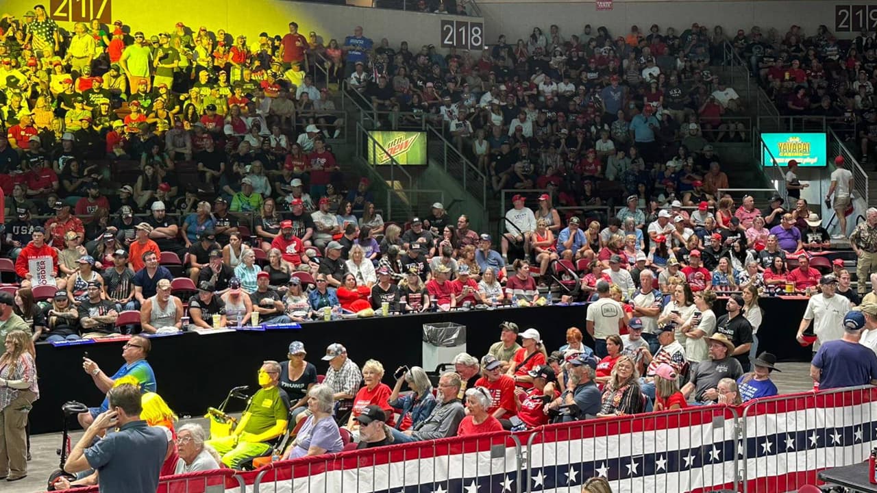 Asistentes al mitin de Donald Trump en Prescott Valley.