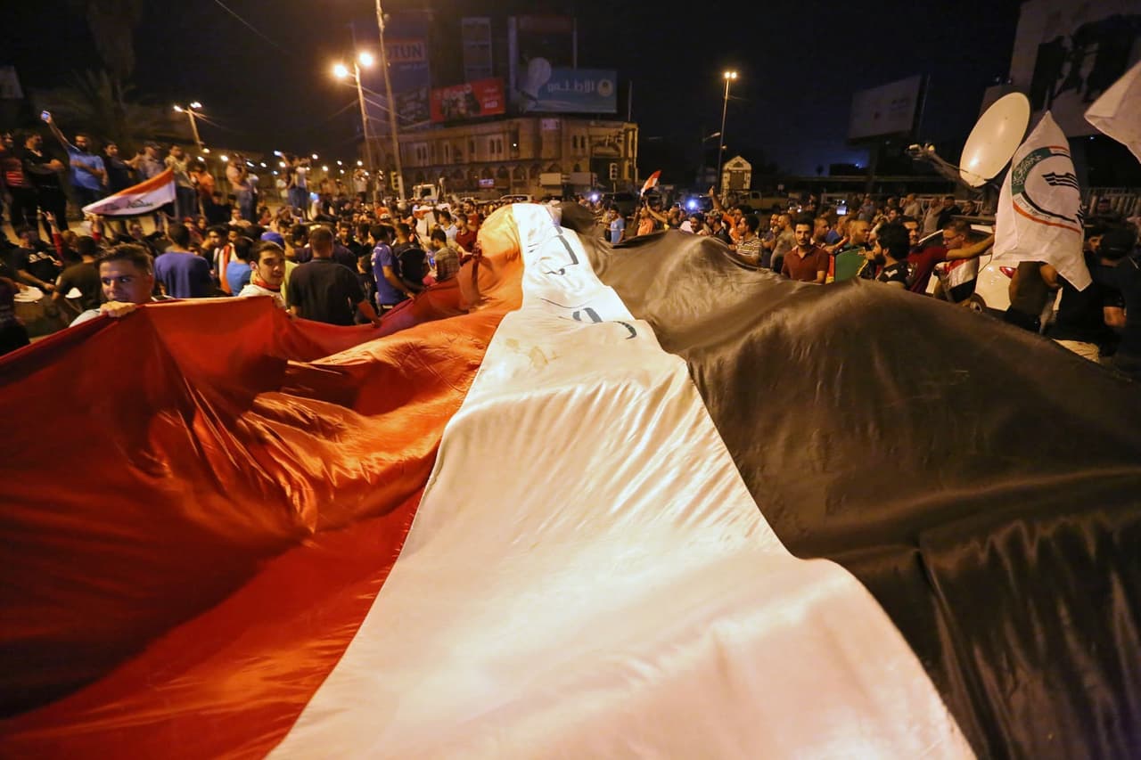 Los habitantes iraquíes celebraron la liberación de Mosul ondeando una bandera.