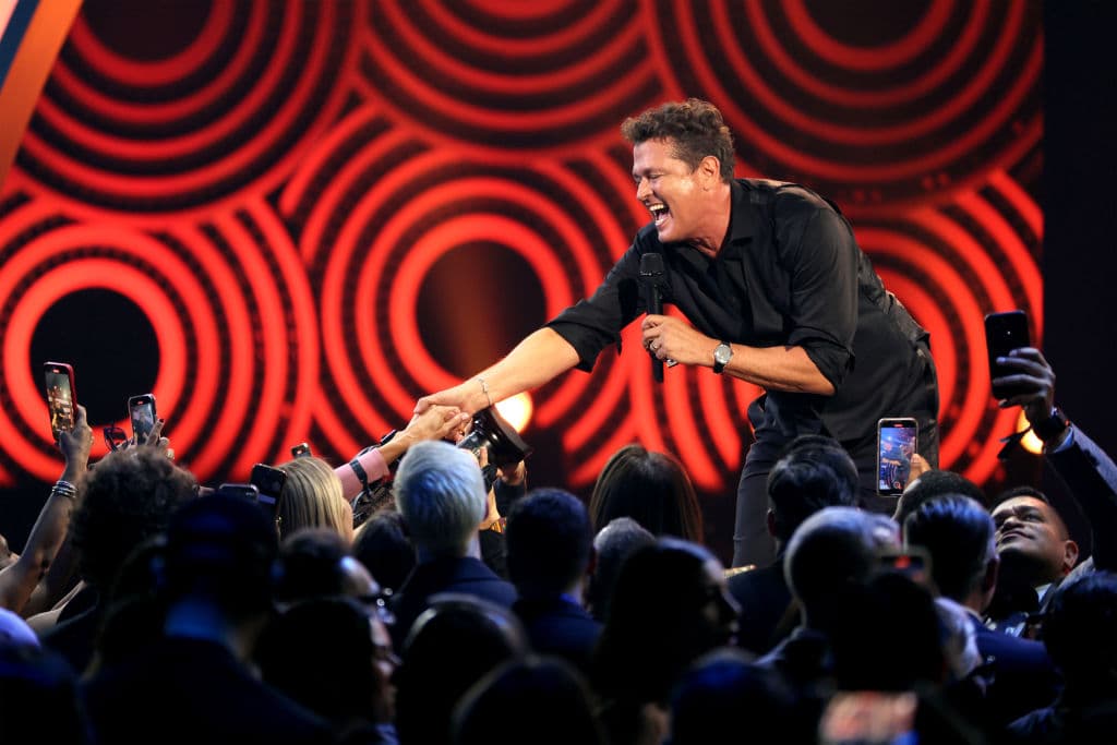 Carlos Vives cantando y disfrutando del público en el concierto que se le hizo para homenajearlo.