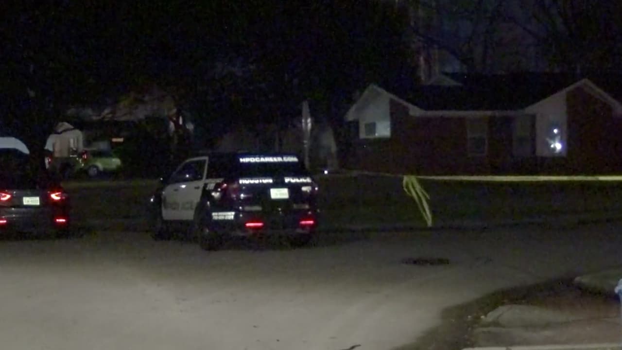 Las autoridades indicaron que el hombre estaba dentro de su casa cuando escuchó un ruido y al salir vio a un sospechoso que había abierto su vehículo y tomado algunas pertenencias.