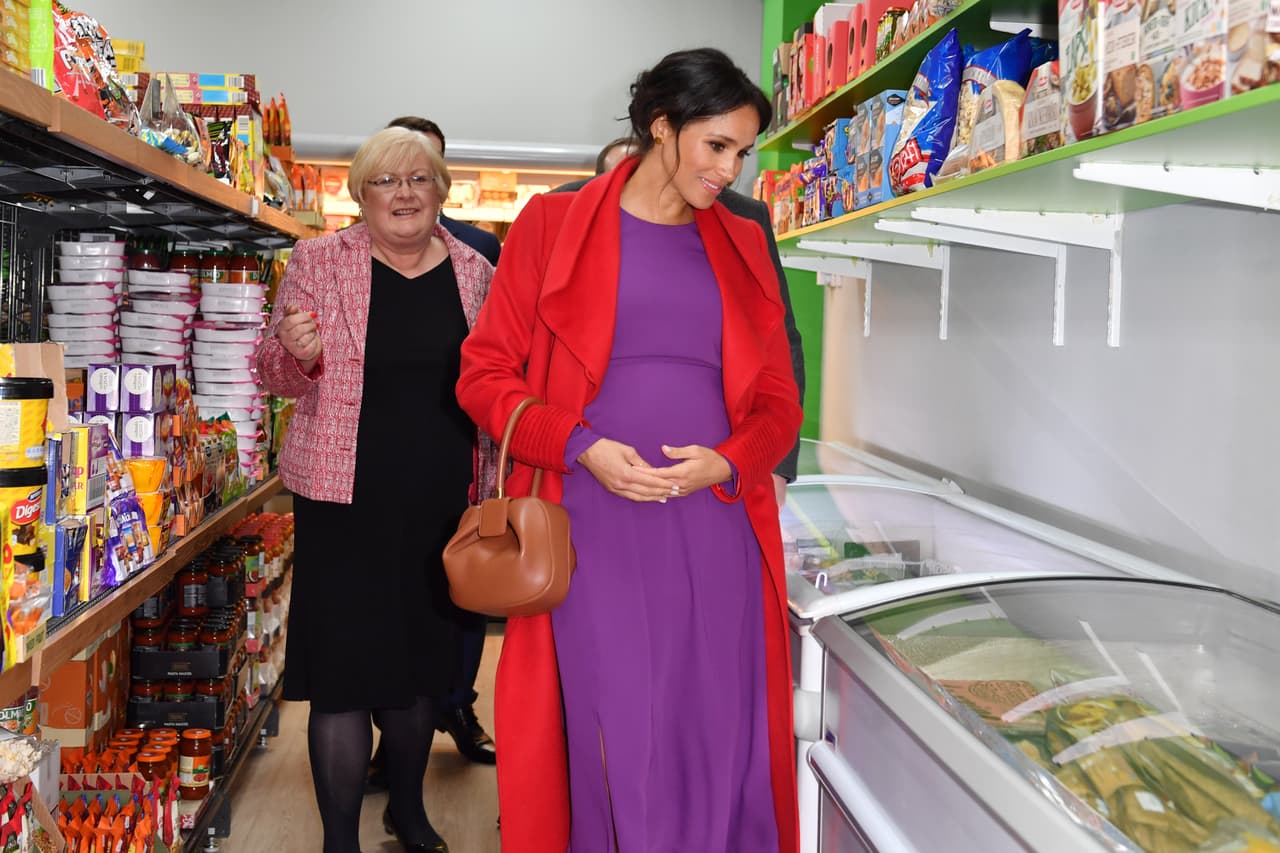<b><a href="https://www.univision.com/entretenimiento/realeza/en-fotos-este-gesto-de-meghan-markle-que-ya-delata-su-pancita-de-embarazada-fotos">La duquesa de Sussex no dejó de tocarse el vientre</a></b>. Cuando alguien le preguntó cómo hacía para poder caminar en tacones durante largo rato, replicó: "¡Lo tomo todo un día a la vez!".
