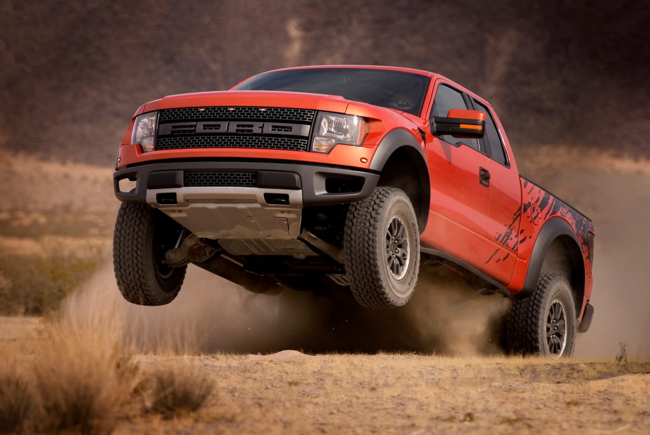 <b>2. Ford SVT F-150 Raptor 2009 -14</b>: 10 años después de la salida de la Ford SVT F-150 Lightning y ya totalmente recuperada de la fuerte crisis económica que afectó a la industria automotriz, Ford decidió probar otras vez con el concepto de la pickup de alto performance. Esta vez sin embargo le dió un fuerte acento a sus capacidades como todoterreno, dándole un poco de sentida a la locura de la alta potencia.
<br>
<br>La Ford SVT F-150 Raptor estaba disponible con dos opciones de motor, ambos V8 con 5.4 litros y 6.2 litros que generaban 310 y 411 caballos de fuerza respectivamente. El
<b>V8 5.4 litros aceleraba de 0 a a 60 millas por hora en 8.5 segundos mientras que le 6.2 litros lo hacía en 6.5 segundos</b>. Era obvio que para Ford la velocidad ya no era la prioridad, pero no por ello la SVT F-150 Raptor dejaba de ser un vehículo brutal. A partir del año 2011 Ford adoptó al V8 de 6.2 litros como el único motor para esta camioneta.