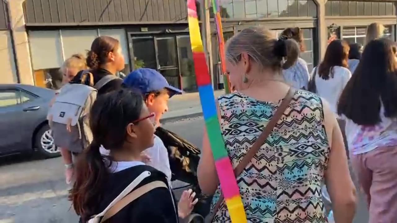 En medio de este contexto, los padres están dispuestos a luchar por mantener el centro en funcionamiento. "Me parece súper injusto que nos estén tratando así de un día para otro echarnos... ¿por qué?", cuestiona uno de ellos. La incertidumbre sobre el futuro no solo afecta a las familias, sino también al personal del centro y a la educación temprana que brinda a los niños.
<br>