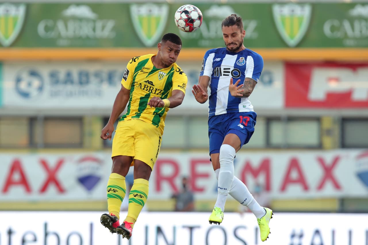 El servicio que buscaba a Alex Telles es rechazado por Fahd Moufi y el Tondela rápidamente crea un contragolpe peligroso.