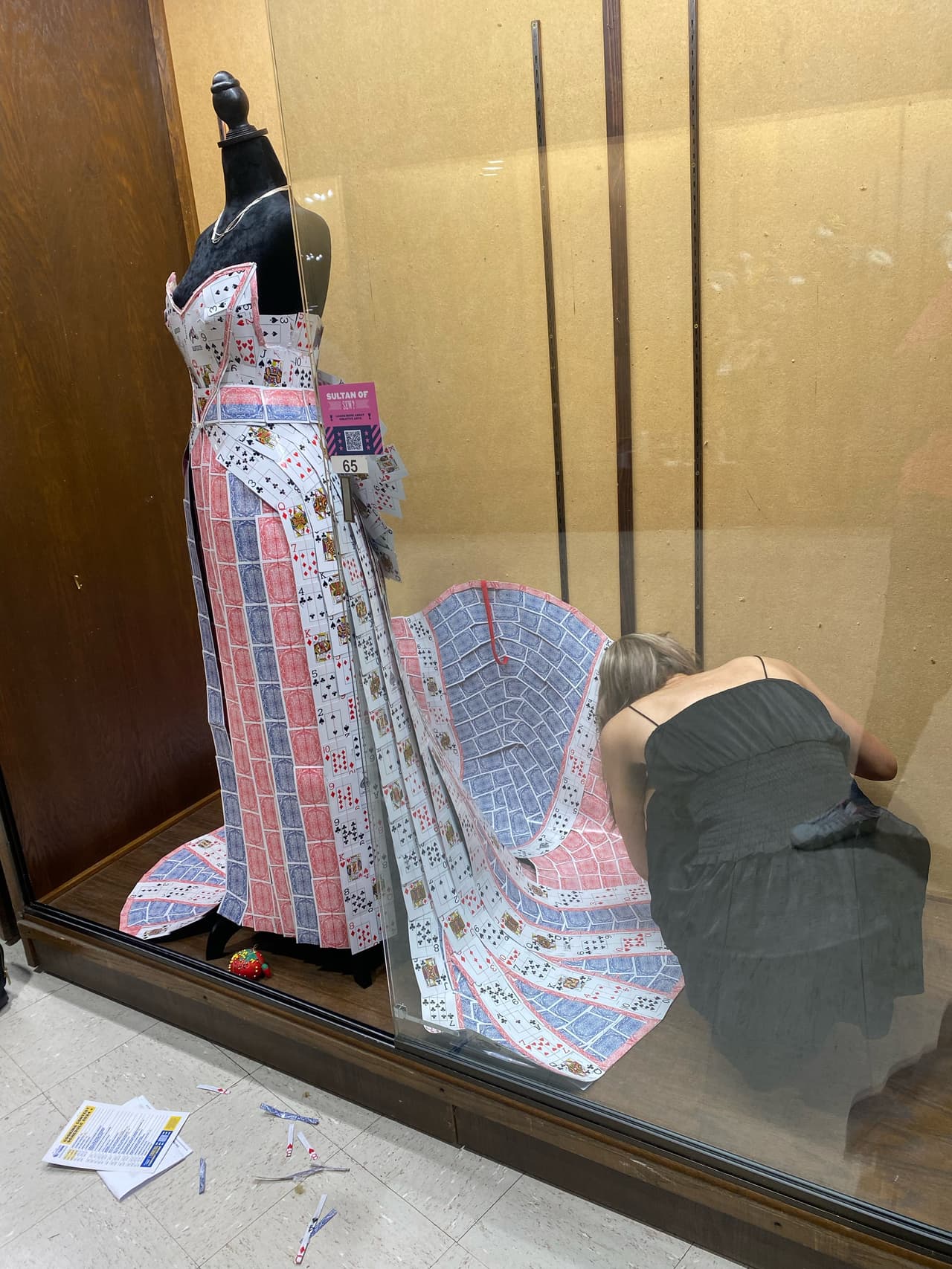 A mediados de agosto, el jurado del concurso llamó a Kaylee Rodgers y le dio una triste noticia:
<b> tenía que ir a desmontar su vestido porque no cumplía con las reglas</b>. "Ella sabía que existía esa posibilidad, pero aun así fue una GRAN decepción", escribió la mamá de la chica en un post de redes sociales.