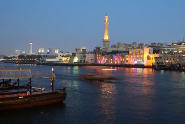 EMIRATOS ÁRABES UNIDOS. La economía de este país es impulsada por el petróleo y el gas. Las empresas, además, no tienen que pagar un impuesto federal sobre la renta.