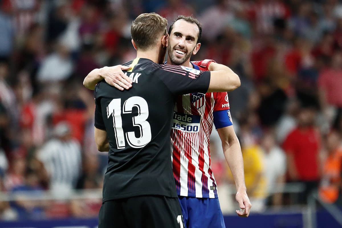 El abrazo de tranquilidad entre el defensa uruguayo, y capitán del Atlético de Madrid, Diego Godín (derecha) y el arquero Jan Oblak (izquierda).
