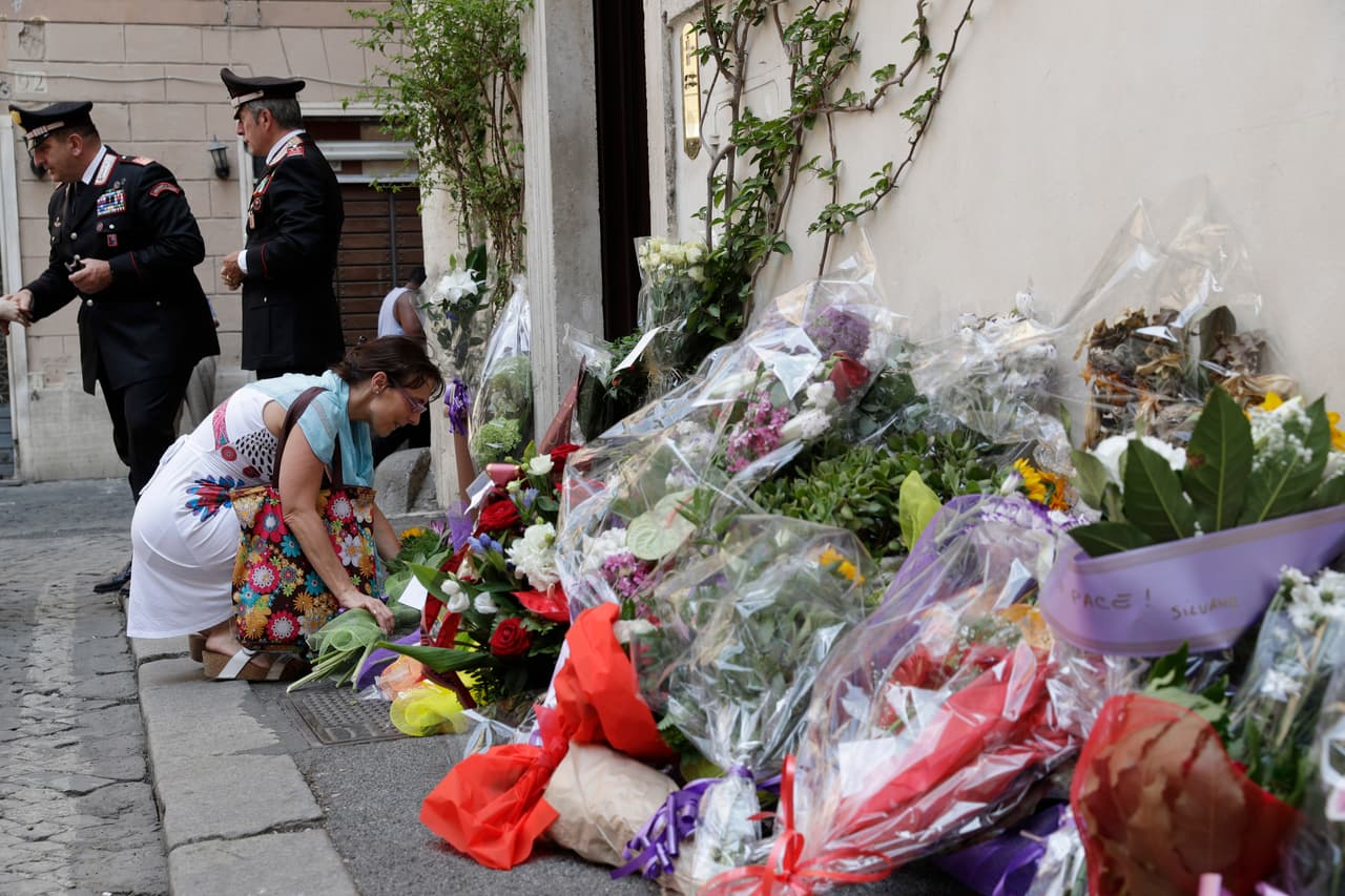 Una mujer coloca flores frente a la estación de Carabineros en la que revistaba Mario Cerciello Rega en Roma este sábado.