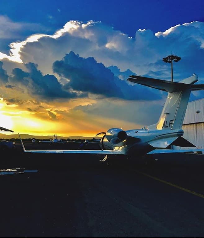 Aunque es un poco más pequeño que los anteriores, este jet tiene espacio para nueve plazas por lo que el Alex lo usa lo mismo para acudir a sus compromisos de trabajo en otros países que para viajar con su novia y sus hijos de vacaciones.