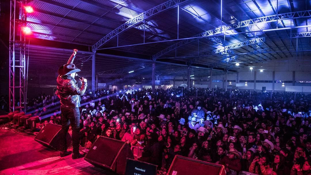 Algunos de sus temas fueron prohibidos en diversos lugares de México, como en la ciudad de Querétaro. Las autoridades le informaron que no podía cantar 'narcocorridos', y en caso de que lo hiciera, sería sancionado.