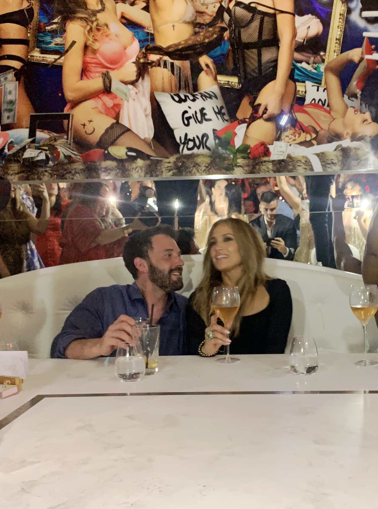 Una de las piezas que le obsequió fue un dije con una llave de oro adornada con la forma de nudo incrustado de diamantes, que según la joyería que se la vendió al actor representa "un verdadero nudo de amor". 
<br>
<br>