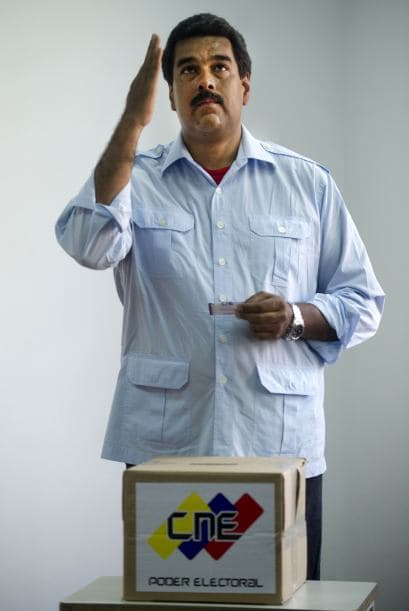 El candidato presidencial oficialista Nicolás Maduro afirmó que votó en memoria de su mentor Hugo Chávez, confiado en ganar las elecciones de este domingo, en las que enfrenta al opositor Henrique Capriles, para continuar su legado.