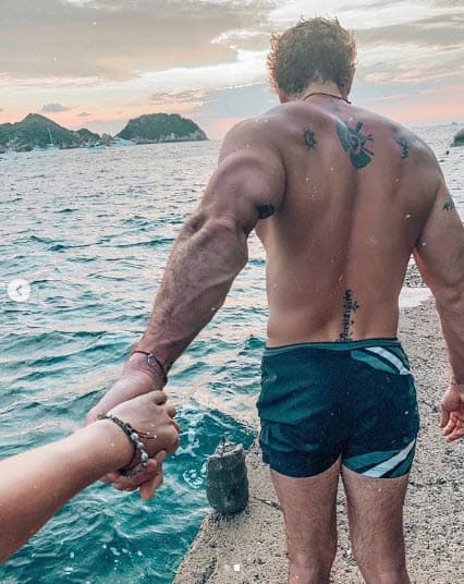 A Irina no le importan las críticas que ha recibido por su relación con el actor y cada vez deja ver más detalles de su romance. El 2 de enero de este año ambos compartieron dos fotografías donde se puede ver que comparten el mismo tatuaje en la espalda.