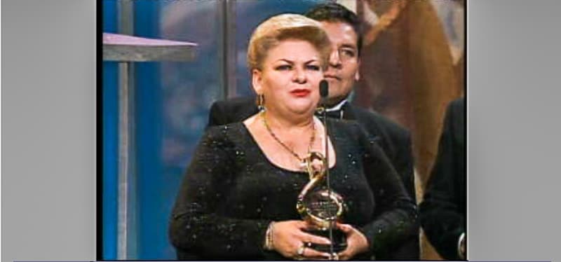 El premio a la Artista del Año en la categoría Regional Mexicana fue para Paquita la del Barrio. Paquita fue reconocida por su arduo trabajo, tan sólo en el 2000 grabó tres discos: 'Piérdeme el respeto', 'El club de los inútiles' y 'Azul celeste'.