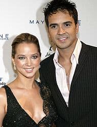 Su noviazgo con el cantante Luis Fonsi se da en el año 2003 y en el 2004 anuncian su compromiso.