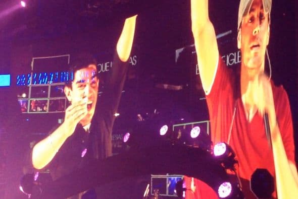 Con el US Airways completamente repleto, Pitbull y Enrique Iglesias hicieron retumbar el centro de Phoenix con un tremendo fiestón que duró más de 3 horas.En el concierto, estaban presentes celebridades como Jessica Cediel del Gordo y La Flaca y William Valdes de Despierta America, entre otros. Durante el show, los fans enloquecieron y corearon los éxitos de ambos artistas. Enrique Iglesias, hasta saltó del escenario para interactuar con su público y tomarse selfies con ellos.