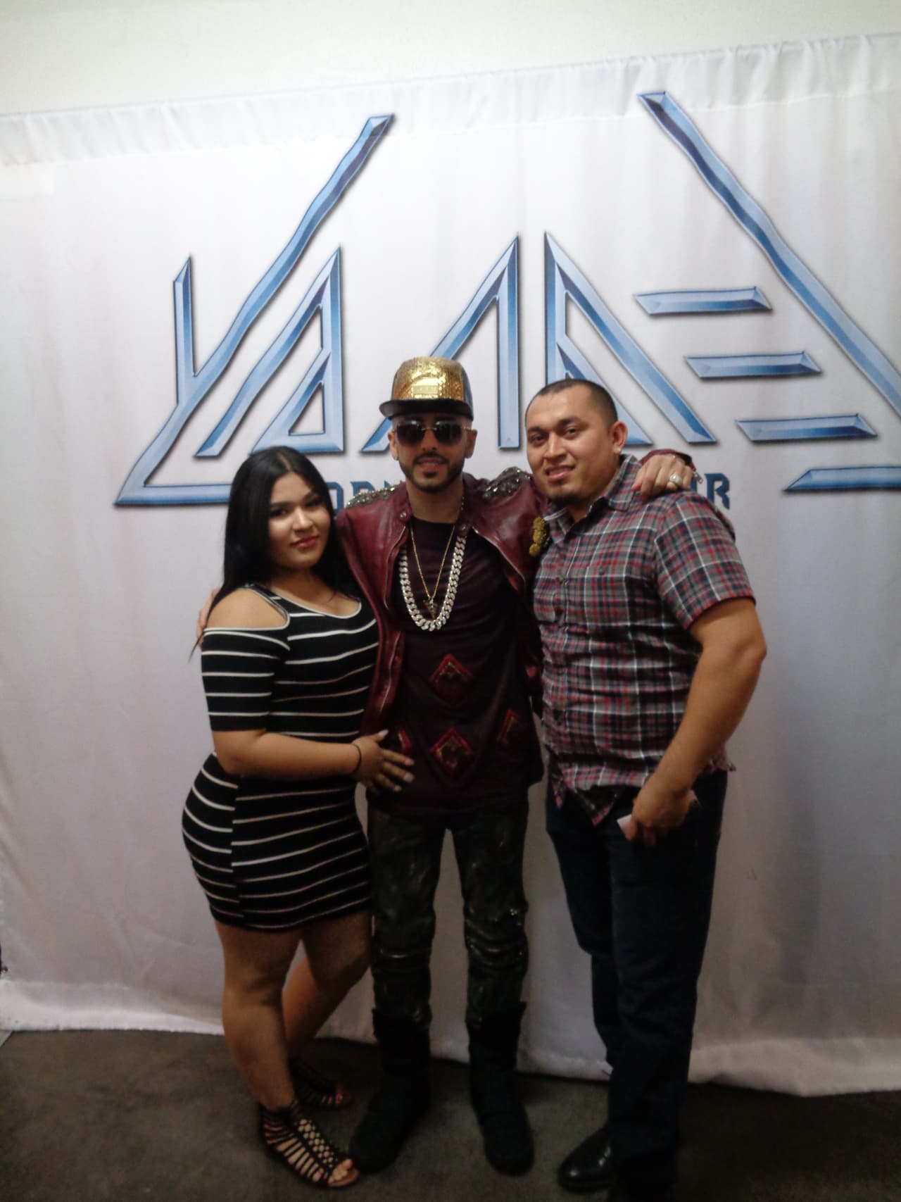 La explosiva gira del reggaetonero, 
<a href="http://www.univision.com/musica/conciertos/yandel-arranca-su-gira-dangerous-tour-en-san-juan-con-invitados-como-wisin-y-j-balvin">Dangerous Tour</a>, pasó por la 'Ciudad Espacial' y radioescuchas de Latino Mix 104.9 tuvieron la oportunidad de conocer a Yandel.