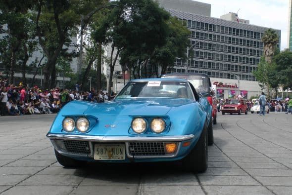 Casi dos mil vehículos clásicos desfilaron por las calles de la Ciudad de México para romper el Récord Guinness de más autos de este tipo en movimiento. Transitaron mil 721 autos, lo que superó la marca de Holanda, cuyo récord era de 948 vehículos. De acuerdo con las autoridades, el paso de estos autos clásicos fue visto por 250 mil asistentes. Circularon autos Datsun 1300, Jaguares, MG 59, Chevrolet apache, Alfa Romeo, Mercury, Porche, entre otros, que atrajeron la atención de capitalinos y visitantes. El paso de los vehículos fue interrumpido por el calentamiento de algunos que se quedaron en el camino y provocaron “cuellos de botella”; sin embargo, los organizadores confiaron en que los vehículos llegarían a la meta.