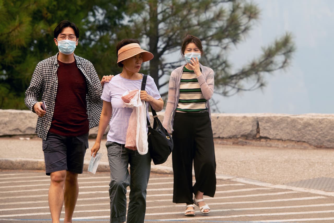 Los turistas que visitan el Parque Nacional Yosemite en esta temporada vacacional se han visto obligados a usar tapabocas ante el denso humo que se extiende por toda la zona.