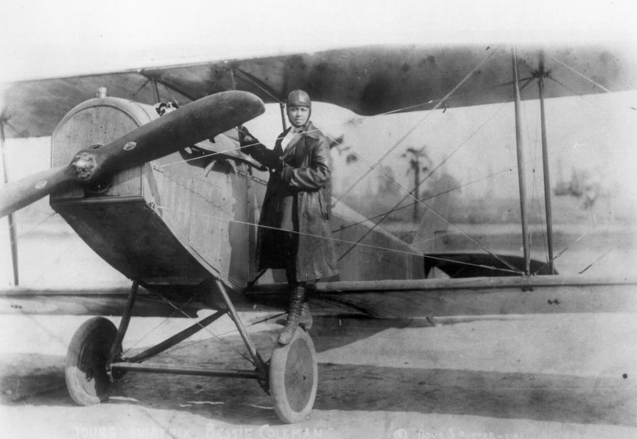 <b>Bessie Coleman</b> (Atlanta, Texas, 1892 - Jacksonville, Florida, 1926)
<b>fue la primer mujer afroamericana en ser piloto aviador</b> y obtener una licencia internacional para hacerlo. Murió en un accidente cuando tenía solo 34 años y a su funeral asistieron 5,000 personas.
