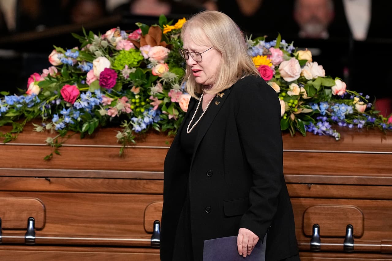 Amy Carter camina después de hablar en un servicio de homenaje a su madre, la ex primera dama Rosalynn Carter.