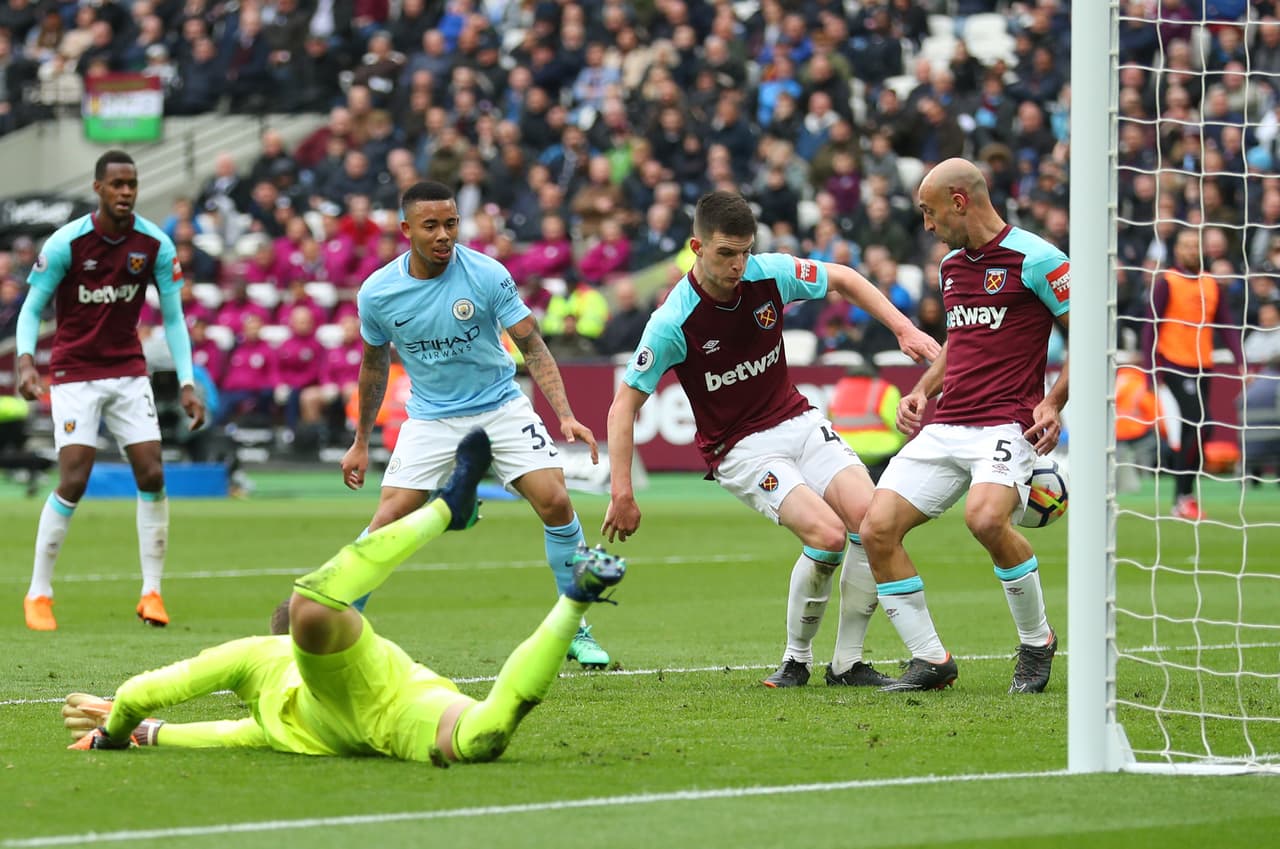 Al minuto 27, tras un centro de Kevin de Bruyne, la pelota terminó entrenado al arco de los locales por autogol de Zabaleta.