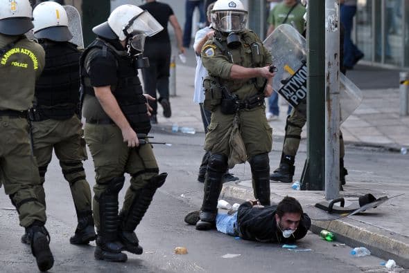 Alexis Tsipras, el líder de la mayor fuerza opositora, Syriza, participó en la protesta y criticó lo que a su juicio fue la "violencia indiscriminada" de la Policía, además de cargar contra el Gobierno por tratar de imponer más recortes.