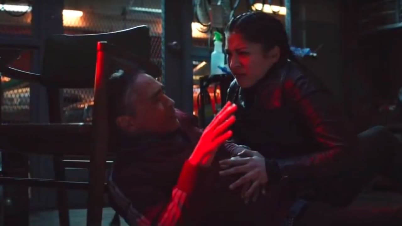 En la serie Maya observa a alguien con el traje de Ronin asesinar a su padre.