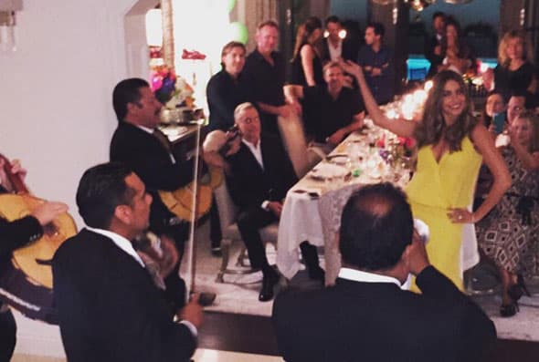 ¡También le llevaron mariachi!