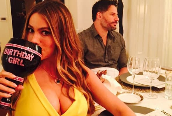 La chica del cumpleaños, con su galán al fondo.