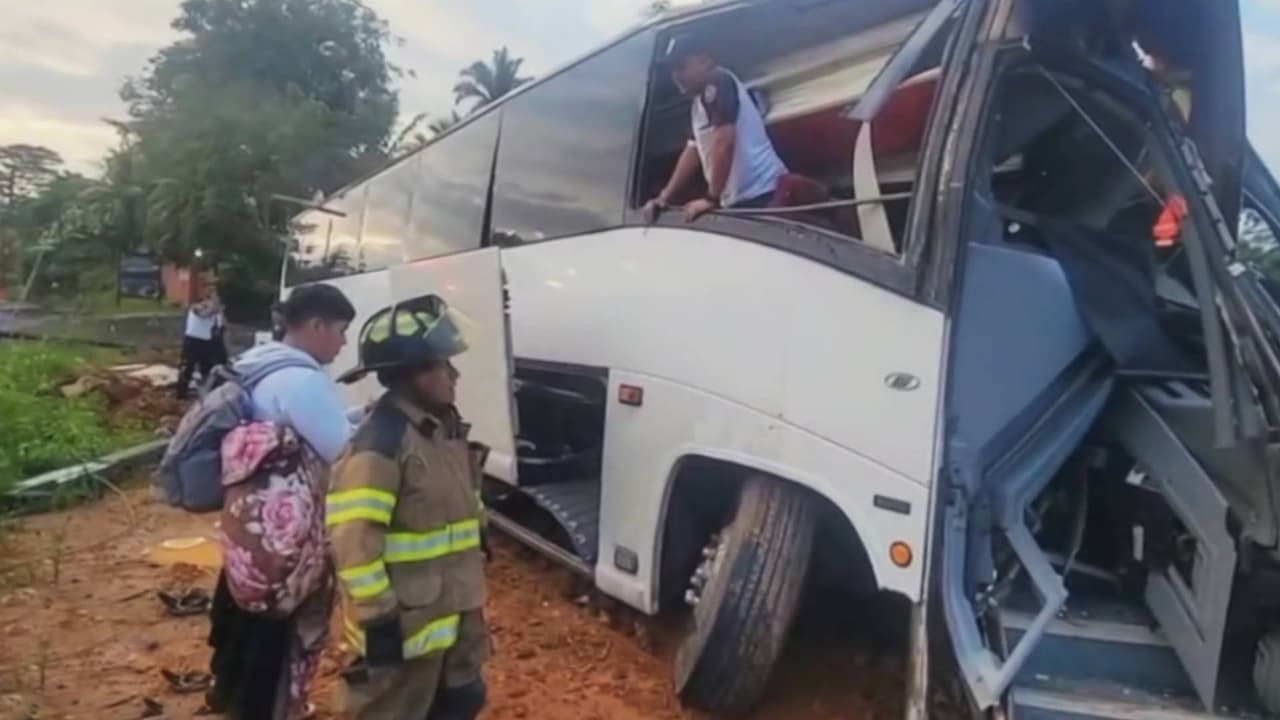 Conductor de autobús muere tras chocar contra una pared y varios postes: 45 personas iban a bordo