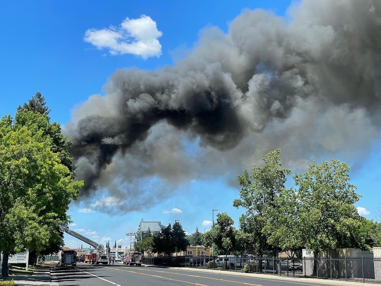 El humo se ve a millas de distancia