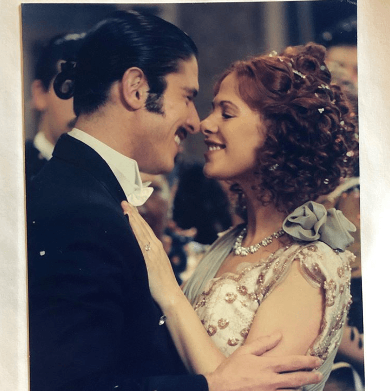 Alondra se enamoraba de ambos y tenía que elegir entre el amor apasionado de Bruno (Gonzalo Vega) y la comprensión y tranquilidad que le daba Carlos (Ernesto Laguardia).