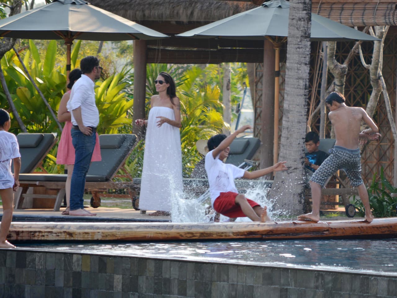 Hasta lo invitó a una fiesta privada en su exclusivo resort. Al fondo podemos ver a su hijo Pax sentadito.